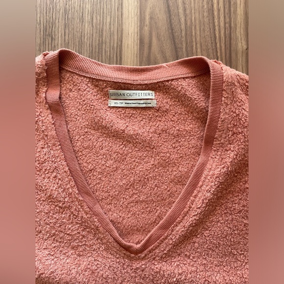 UO V-Neck - Picture 4 of 7